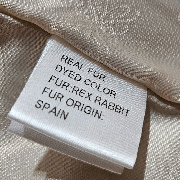 SUMPTUOUS GENUINE FUR JACKET FEATURING 3/4 SLEEVE W/ HIDDEN HOOK & EYE CLOSURES - Picture 13 of 15